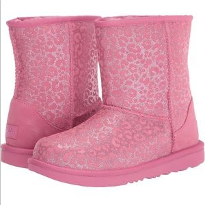 UGG GIRLS' CLASSIC II GLITTER LEOPARD BOOT